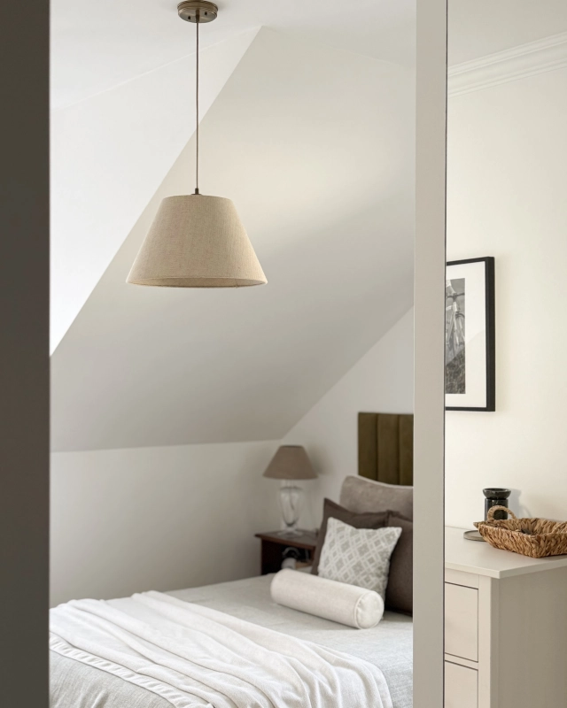 Mosiężna postarzana lampa wisząca z lnianym abażurem stożkowym LINO PATINA III - aranżacja.