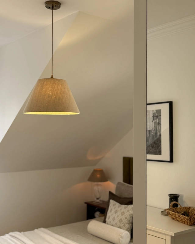 Mosiężna postarzana lampa wisząca z lnianym abażurem stożkowym LINO PATINA III - aranżacja.
