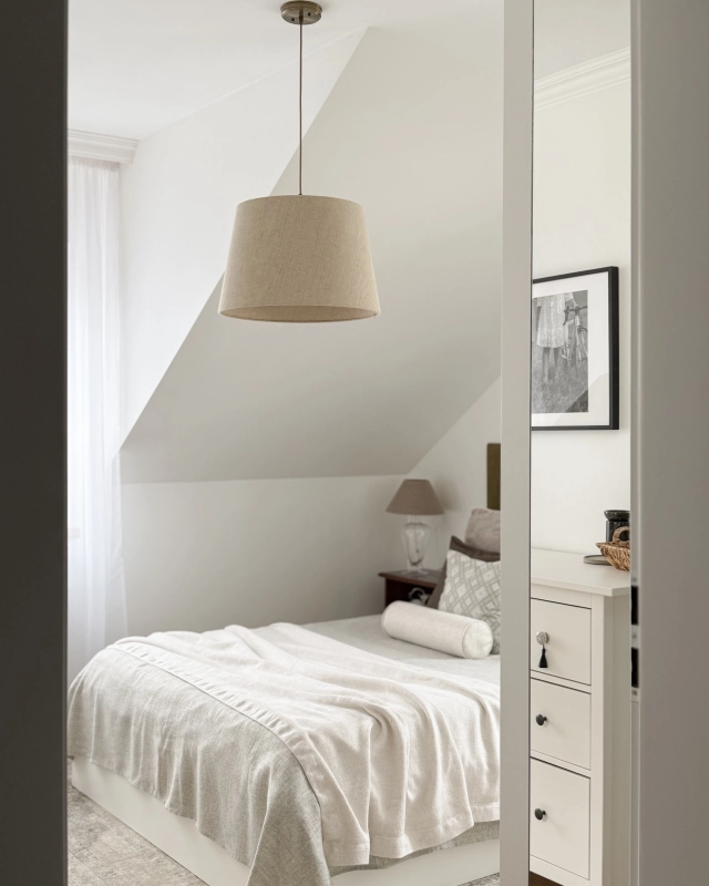 Mosiężna postarzana lampa wisząca z lnianym abażurem stożkowym LINO PATINA IV - aranżacja.