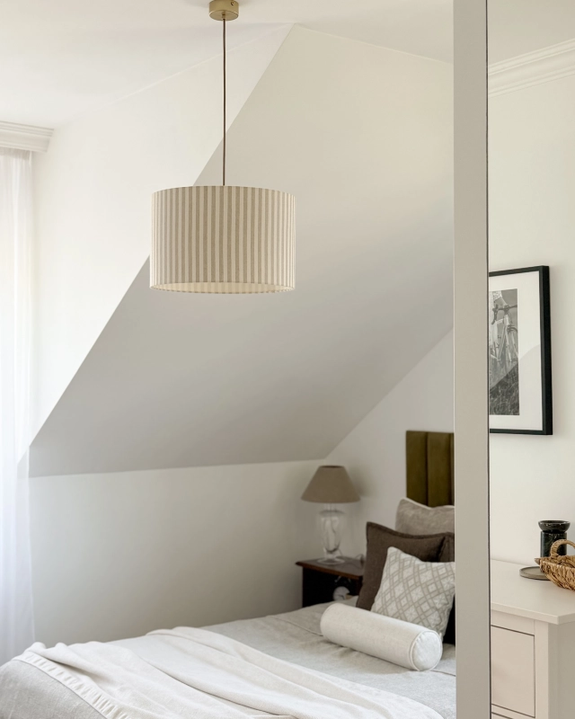 Lampa wisząca z abażurem w beżowo-kremowe paski SAND I - aranżacja.