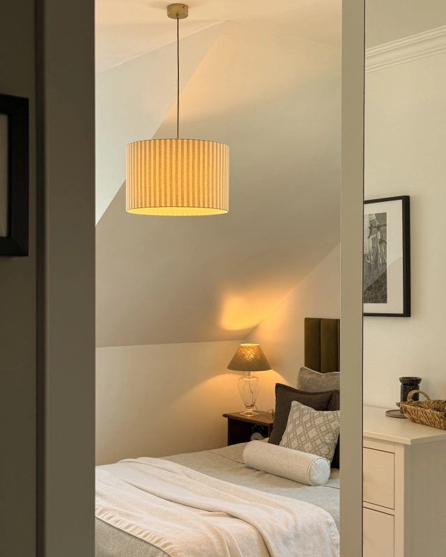 Lampa wisząca z abażurem w beżowo-kremowe paski SAND I - aranżacja.