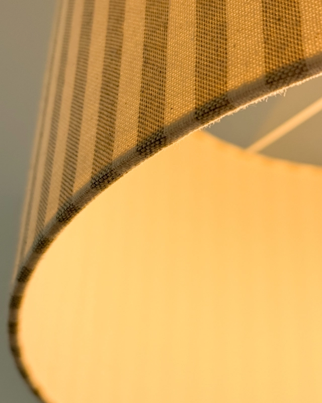Lampa wisząca z abażurem w beżowo-kremowe paski SAND I - detal.