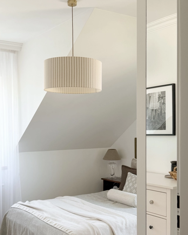 Lampa wisząca z abażurem w beżowo-kremowe paski SAND II - aranżacja.