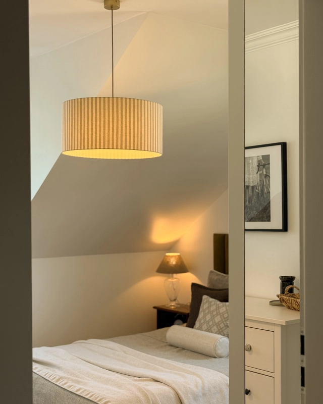 Lampa wisząca z abażurem w beżowo-kremowe paski SAND II - aranżacja.