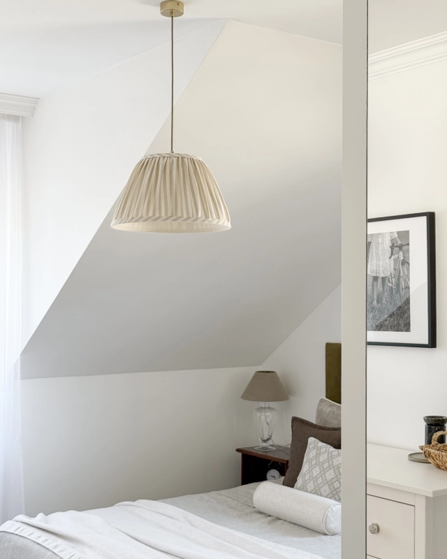 Beżowa lampa wisząca ze stożkowym abażurem w beżowo-kremowe paski SAND III - aranżacja.