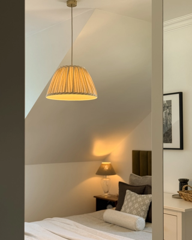 Beżowa lampa wisząca ze stożkowym abażurem w beżowo-kremowe paski SAND III - aranżacja.
