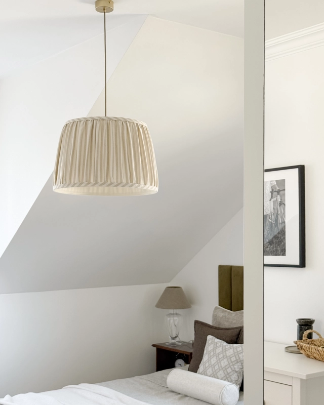 Beżowa lampa wisząca ze stożkowym abażurem w beżowo-kremowe paski SAND IV - aranżacja.