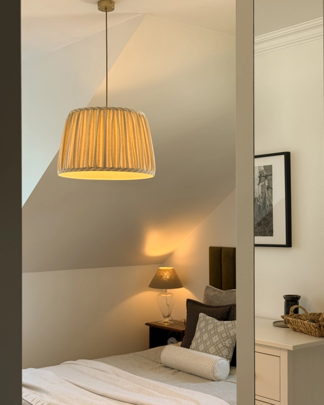 Beżowa lampa wisząca ze stożkowym abażurem w beżowo-kremowe paski SAND IV - aranżacja.