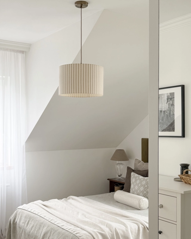 Postarzana mosiężna lampa wisząca z abażurem w beżowe i kremowe paski SAND PATINA I - aranżacja.