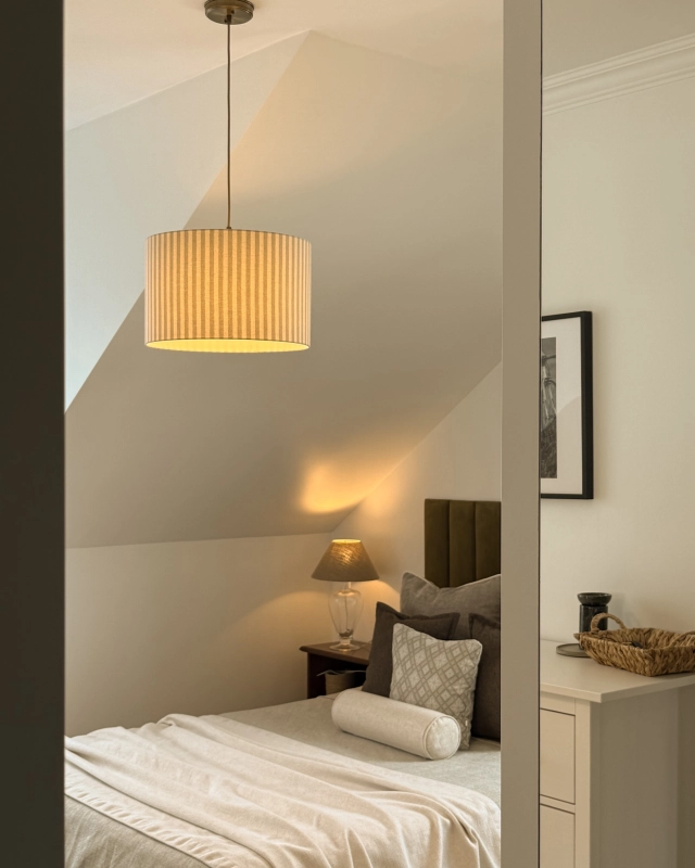 Postarzana mosiężna lampa wisząca z abażurem w beżowe i kremowe paski SAND PATINA I - aranżacja.