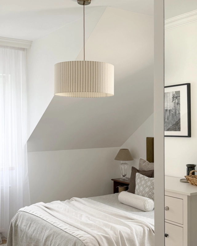 Postarzana mosiężna lampa wisząca z abażurem w beżowe i kremowe paski SAND PATINA II - aranżacja.