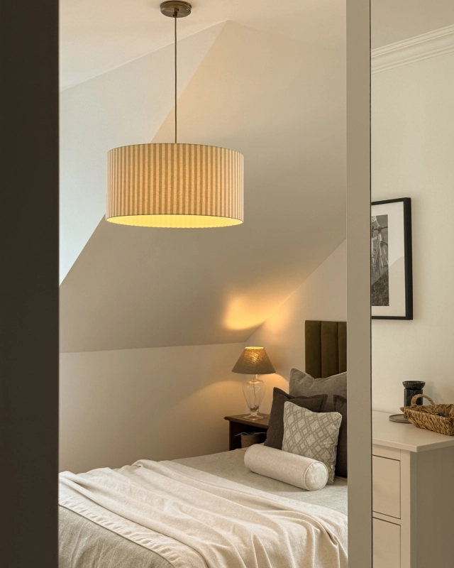 Postarzana mosiężna lampa wisząca z abażurem w beżowe i kremowe paski SAND PATINA II - aranżacja.