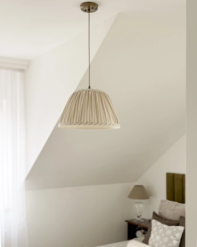 Postarzana mosiężna lampa wisząca ze stożkowym abażurem w beżowe i kremowe paski SAND PATINA III - aranżacja.