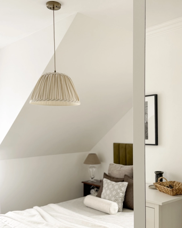 Postarzana mosiężna lampa wisząca ze stożkowym abażurem w beżowe i kremowe paski SAND PATINA III - aranżacja.