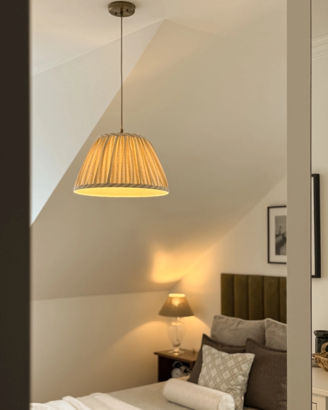 Postarzana mosiężna lampa wisząca ze stożkowym abażurem w beżowe i kremowe paski SAND PATINA III - aranżacja.
