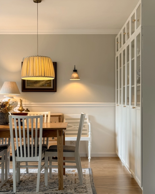Postarzana mosiężna lampa wisząca ze stożkowym abażurem w beżowe i kremowe paski SAND PATINA IV - aranżacja.