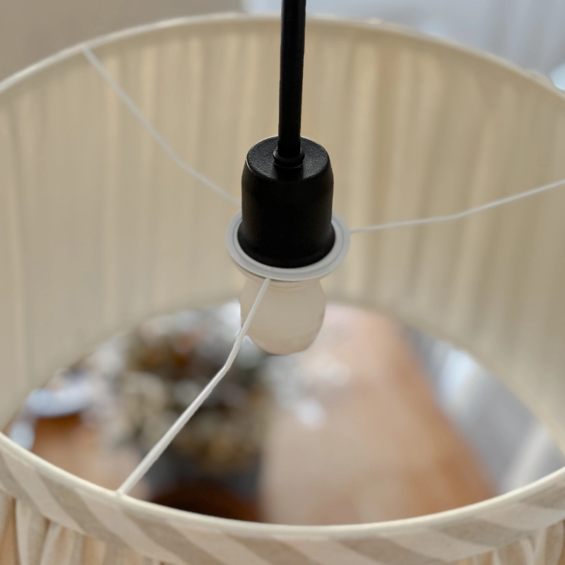 Lampa wisząca na łańcuchu z beżowym abażurem w paski SILIA BLACK I paski - detal.