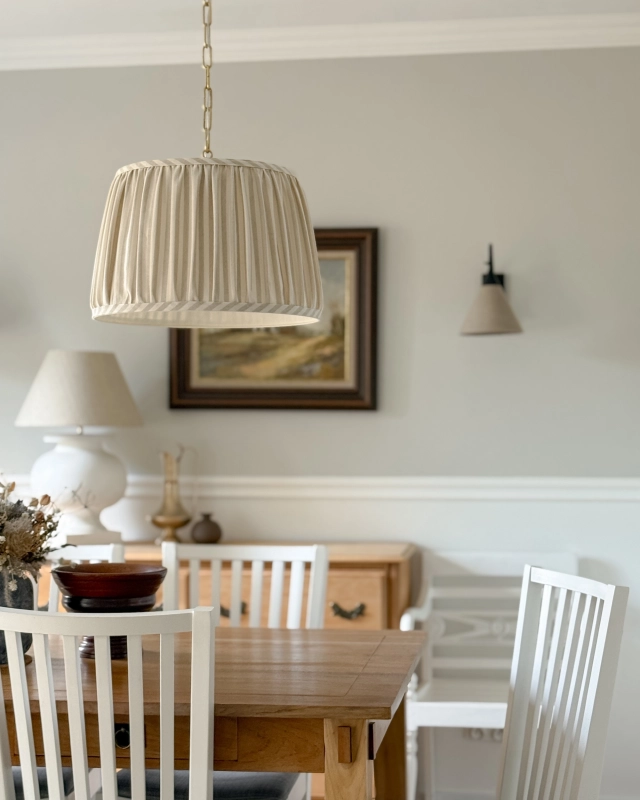 Mosiężna szczotkowana lampa wisząca z abażurem w paski na zawieszeniu z łańcuchem SILIA BRASS I paski. Mosiężna lampa nad stół w jadalni.