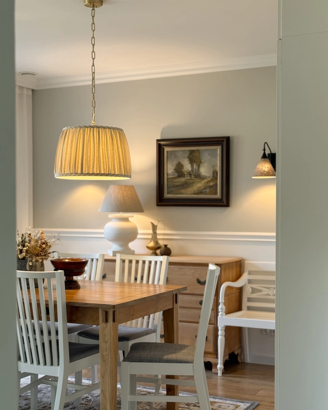 Mosiężna szczotkowana lampa wisząca z abażurem w paski na zawieszeniu z łańcuchem SILIA BRASS I paski. Mosiężna lampa nad stół w jadalni.