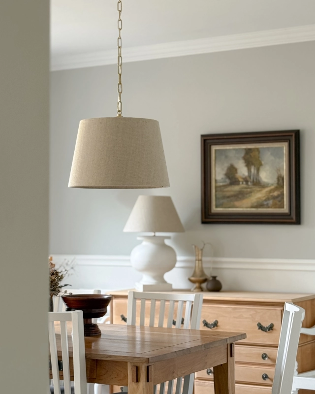 Szczotkowana mosiężna lampa wisząca z lnianym abażurem stożkowym SILIA BRASS I len w aranżacji jako mosiężna lampa wisząca z abażurem nad stół w jadalni.