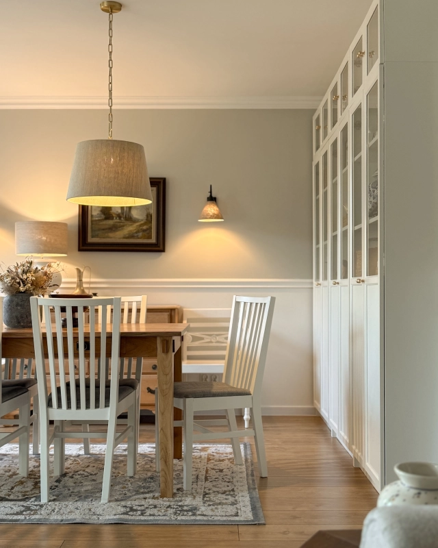 Szczotkowana mosiężna lampa wisząca z lnianym abażurem stożkowym SILIA BRASS I len w aranżacji jako mosiężna lampa wisząca z abażurem nad stół w jadalni.