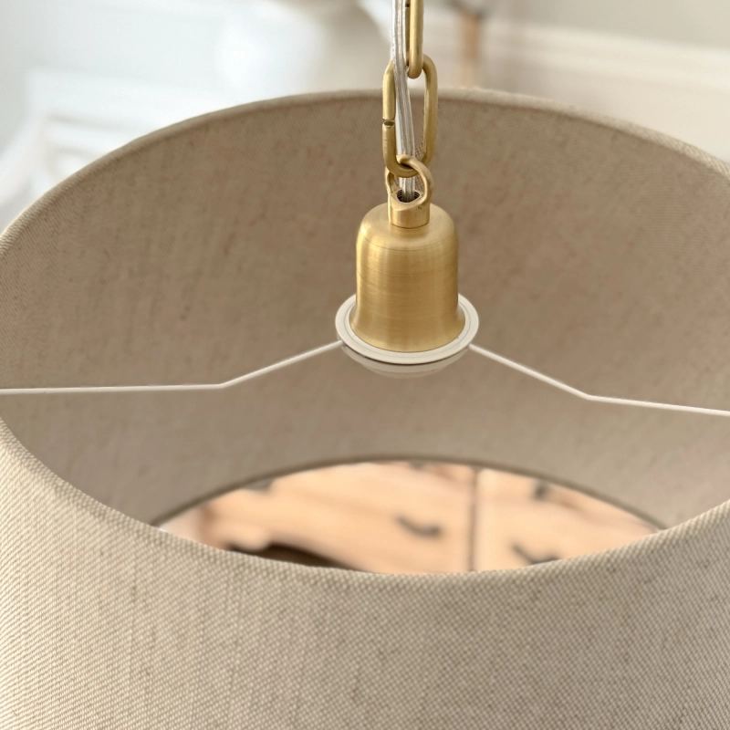 Szczotkowana mosiężna lampa wisząca z lnianym abażurem stożkowym SILIA BRASS I len - detal.
