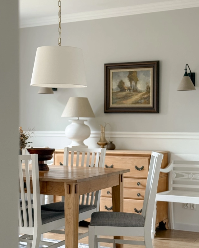 Mosiężna lampa wisząca na łańcuchu z abażurem w kolorze złamanej bieli w kształcie stożka SILIA BRASS I biały w aranżacji jako mosiężna lampa wisząca do salonu.