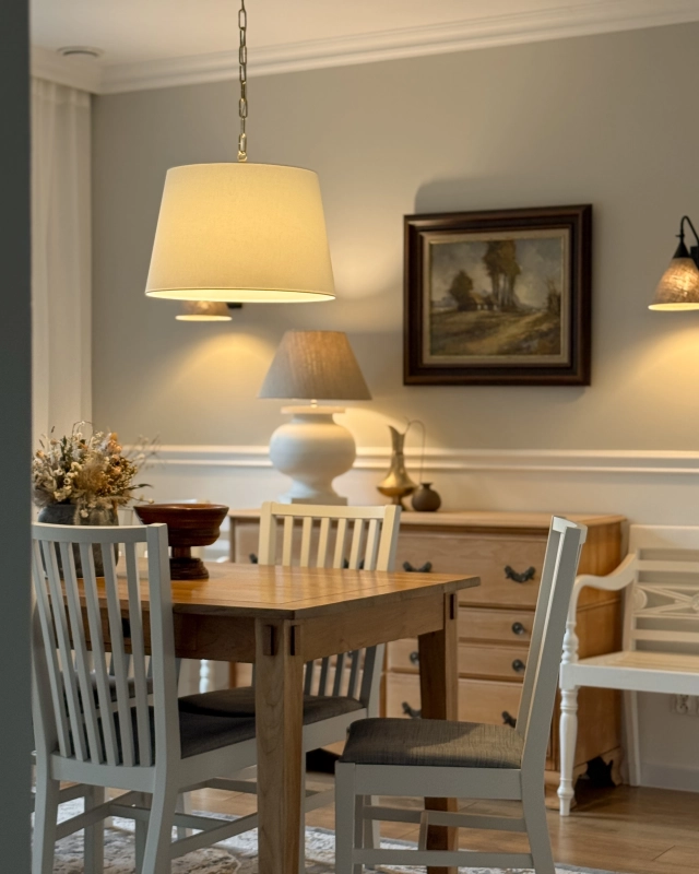 Mosiężna lampa wisząca na łańcuchu z abażurem w kolorze złamanej bieli w kształcie stożka SILIA BRASS I biały w aranżacji jako mosiężna lampa wisząca do salonu.