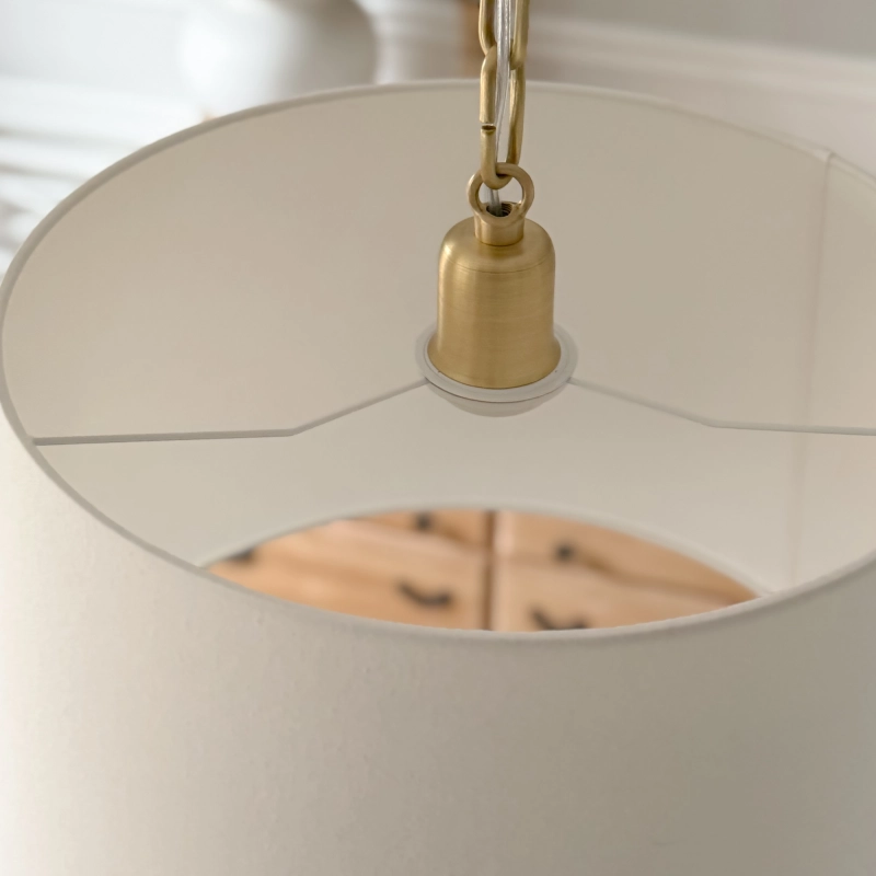 Mosiężna lampa wisząca na łańcuchu z abażurem w kolorze złamanej bieli w kształcie stożka SILIA BRASS I biały - detal.