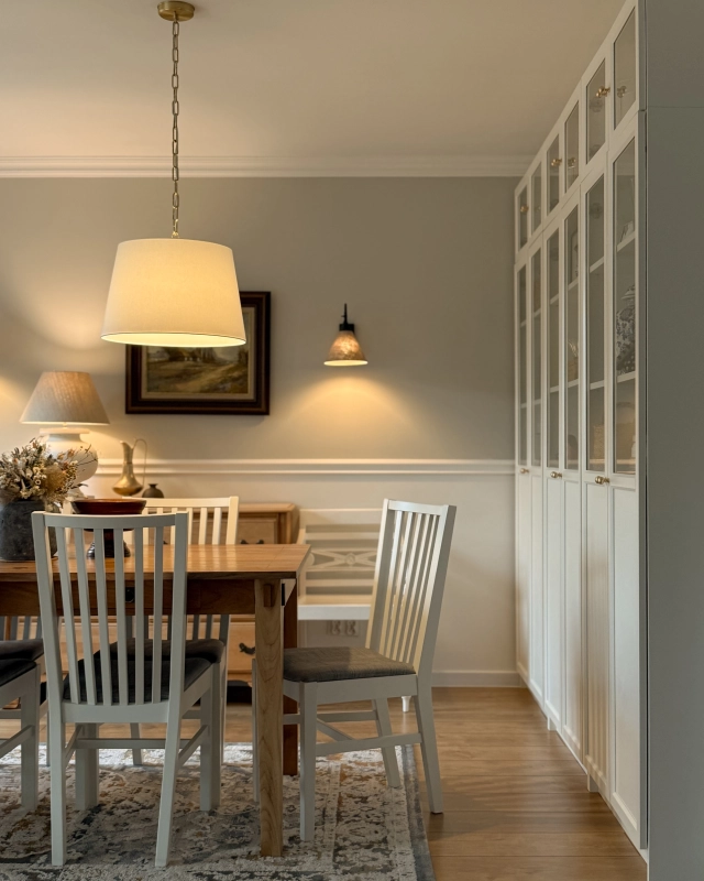 Mosiężna lampa wisząca na łańcuchu z abażurem w kolorze złamanej bieli w kształcie stożka SILIA BRASS I biały w aranżacji jako mosiężna lampa wisząca do salonu.