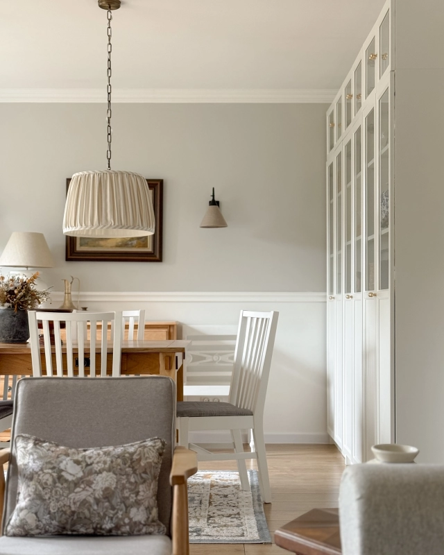 Mosiężna patynowana lampa wisząca na łańcuchu z marszczonym beżowym abażurem w paski SILIA PATINA I paski w aranżacji jako lampa wisząca nad stół w jadalni w klasycznym stylu.