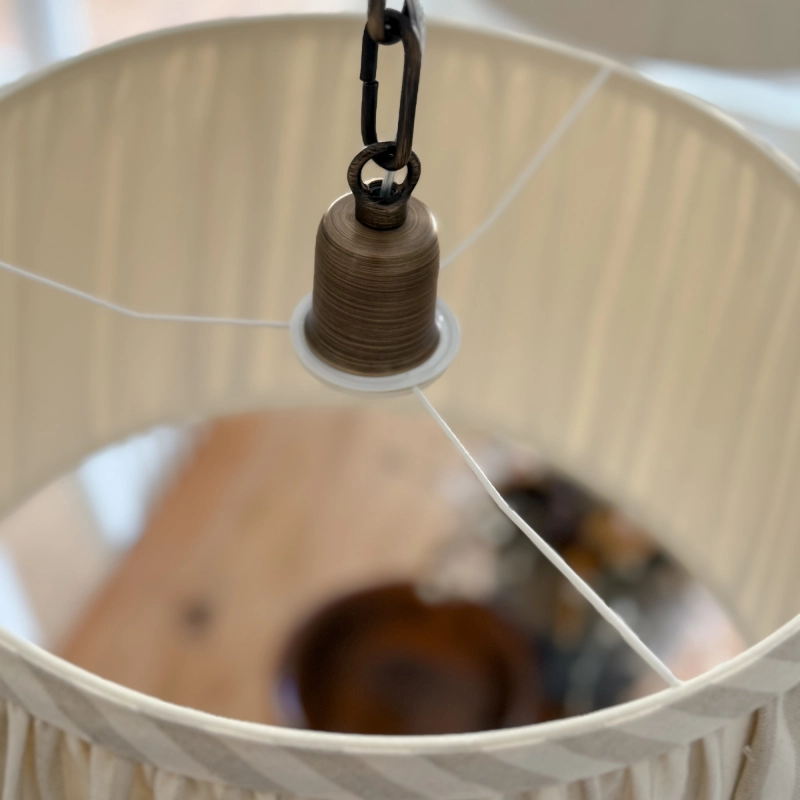 Mosiężna patynowana lampa wisząca na łańcuchu z marszczonym beżowym abażurem w paski SILIA PATINA I paski - detal.