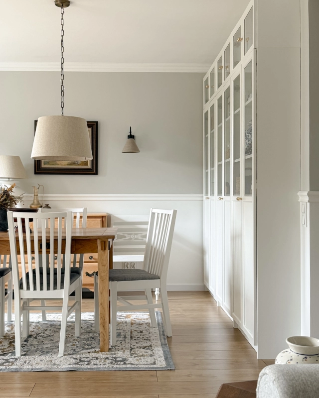 Mosiężna patynowana lampa wisząca na łańcuchu z lnianym abażurem stożkowym SILIA PATINA I len w aranżacji jako oświetlenie stołu w stylu modern farmhouse.