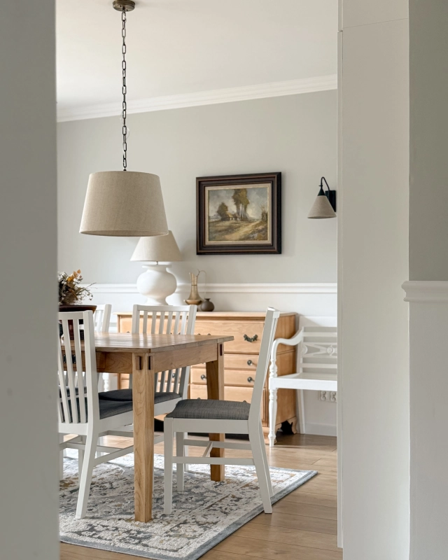 Mosiężna patynowana lampa wisząca na łańcuchu z lnianym abażurem stożkowym SILIA PATINA I len w aranżacji jako oświetlenie stołu w stylu modern farmhouse.
