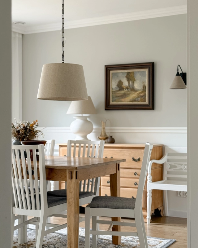 Mosiężna patynowana lampa wisząca na łańcuchu z lnianym abażurem stożkowym SILIA PATINA I len w aranżacji jako oświetlenie stołu w stylu modern farmhouse.