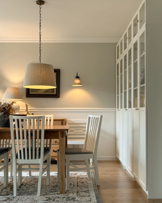 Mosiężna patynowana lampa wisząca na łańcuchu z lnianym abażurem stożkowym SILIA PATINA I len w aranżacji jako oświetlenie stołu w stylu modern farmhouse.