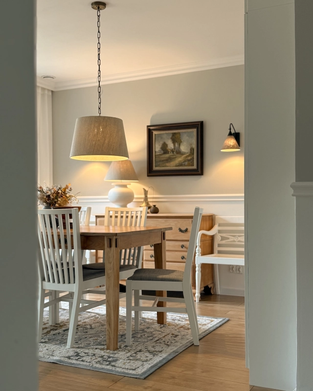 Mosiężna patynowana lampa wisząca na łańcuchu z lnianym abażurem stożkowym SILIA PATINA I len w aranżacji jako oświetlenie stołu w stylu modern farmhouse.