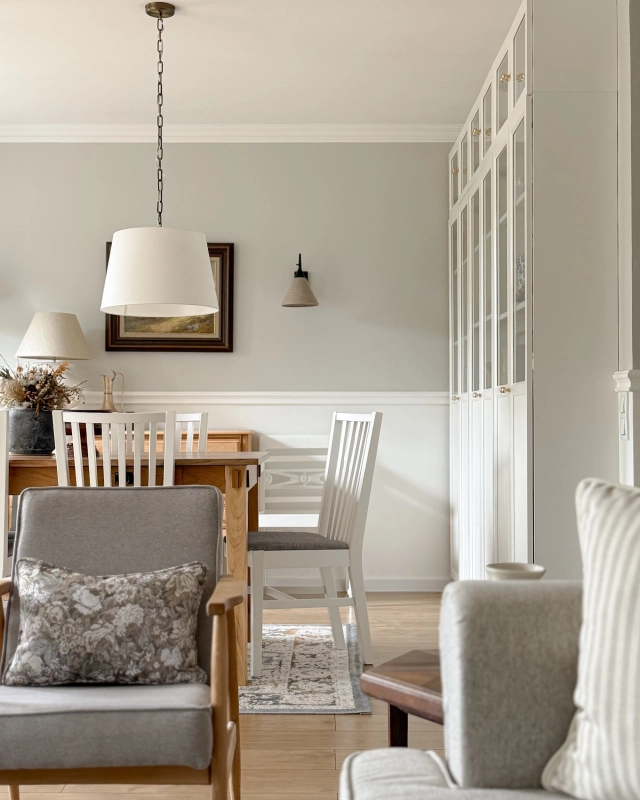 Postarzana mosiężna lampa wisząca z patyną z abażurem złamana biel z bawełny SILIA PATINA I biały w aranżacji jako lampa wisząca nad stół w jadalni w stylu modern farmhouse.