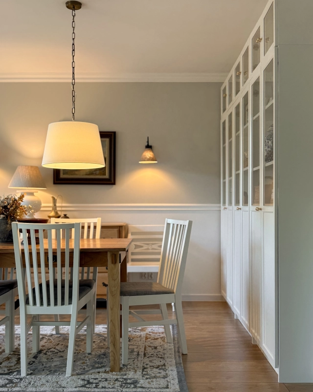 Postarzana mosiężna lampa wisząca z patyną z abażurem złamana biel z bawełny SILIA PATINA I biały w aranżacji jako lampa wisząca nad stół w jadalni w stylu modern farmhouse.