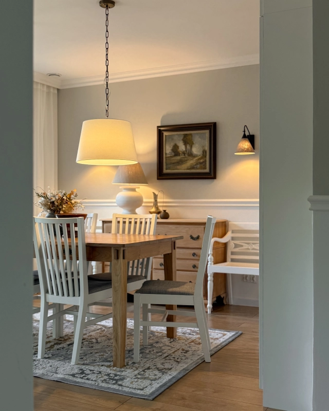Postarzana mosiężna lampa wisząca z patyną z abażurem złamana biel z bawełny SILIA PATINA I biały w aranżacji jako lampa wisząca nad stół w jadalni w stylu modern farmhouse.