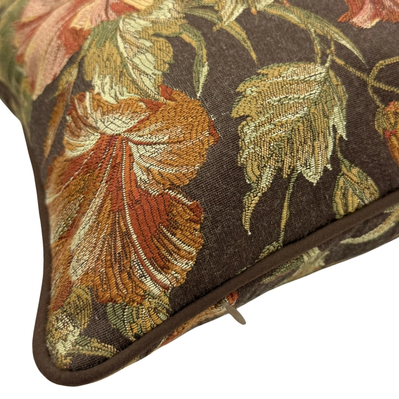 Brązowa gobelinowa poszewka na poduszkę z kwiatowym wzorem w stylu vintage w rozmiarze 45x45 cm AMBRA - detal.
