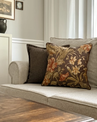 Brązowa gobelinowa poduszka z kwiatowym wzorem w stylu vintage w rozmiarze 45x45 cm AMBRA.
