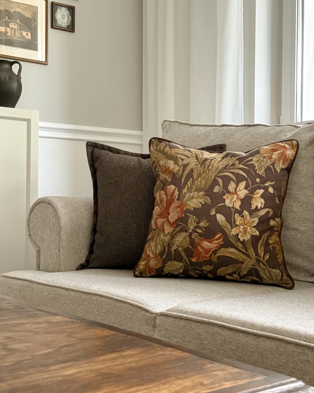 Brązowa gobelinowa poduszka z kwiatowym wzorem w stylu vintage w rozmiarze 45x45 cm AMBRA.