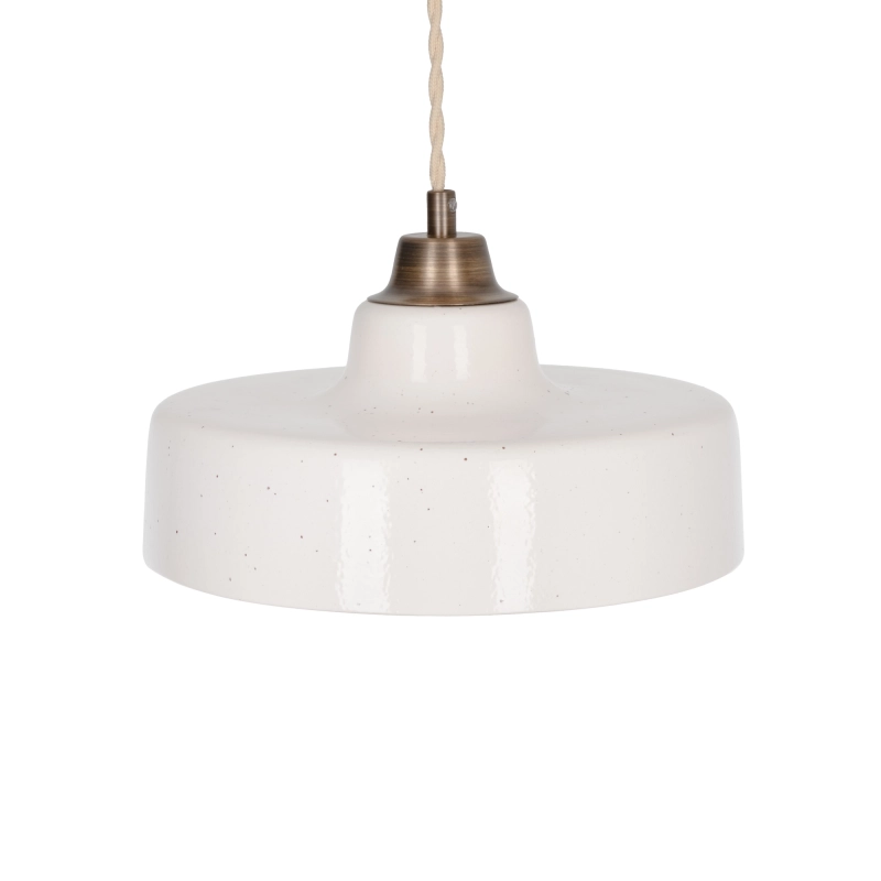 Mosiężna lampa wisząca z ceramicznym kloszem w kolorze złamanej bieli STELLA PATINA Ivory.