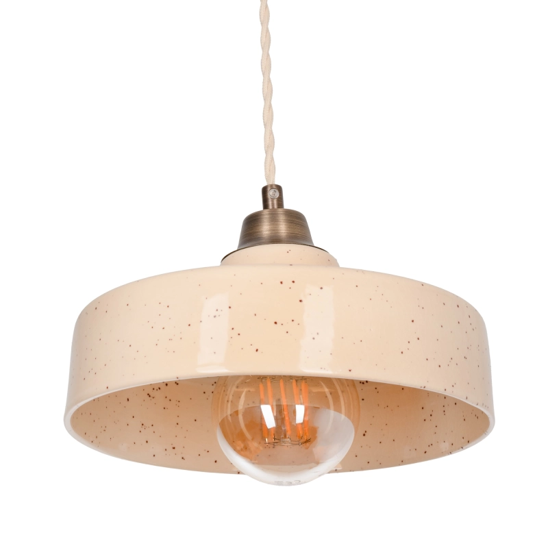 Mosiężna lampa wisząca z ceramicznym kloszem w kolorze złamanej bieli STELLA PATINA Sandstone.