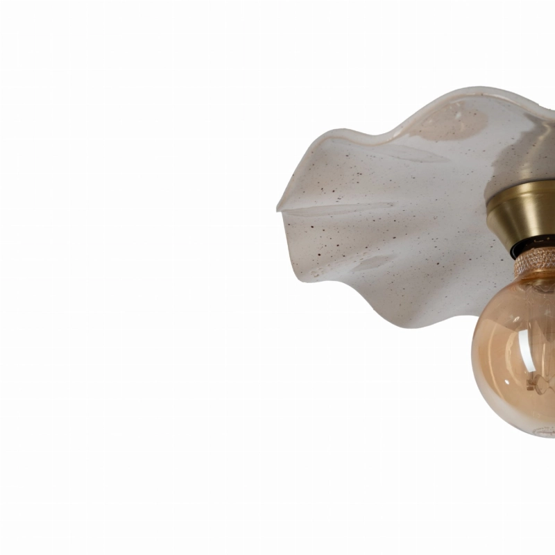 Mosiężna lampa wisząca z ceramicznym pofalowanym kloszem w kolorze złamanej bieli ARIA PATINA Ivory - detal.