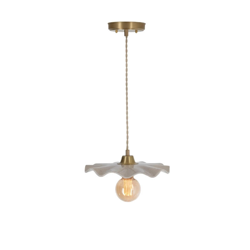 Mosiężna lampa wisząca z ceramicznym pofalowanym kloszem w kolorze złamanej bieli ARIA PATINA Ivory.