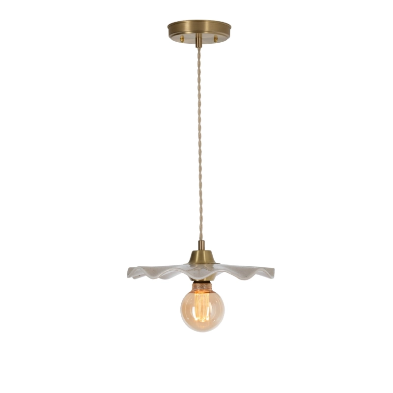Mosiężna lampa wisząca z ceramicznym pofalowanym kloszem w kolorze złamanej bieli ARIA PATINA Ivory.