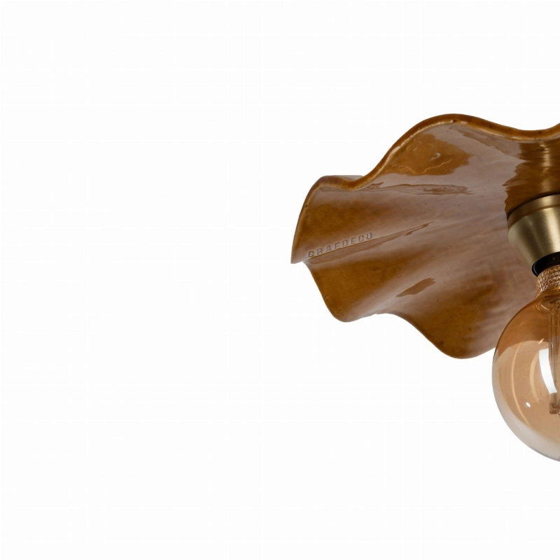 Mosiężna lampa wisząca z ceramicznym pofalowanym kloszem w kolorze bursztynowo-miodowym ARIA PATINA Conjac - detal.