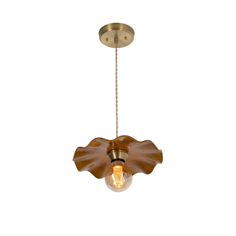 Mosiężna lampa wisząca z ceramicznym pofalowanym kloszem w kolorze bursztynowo-miodowym ARIA PATINA Conjac.